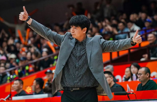 纽约尼克斯终结53年冠军荒，球迷狂欢点燃全城